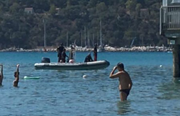 Il gommone dei carabinieri davanti al Lido