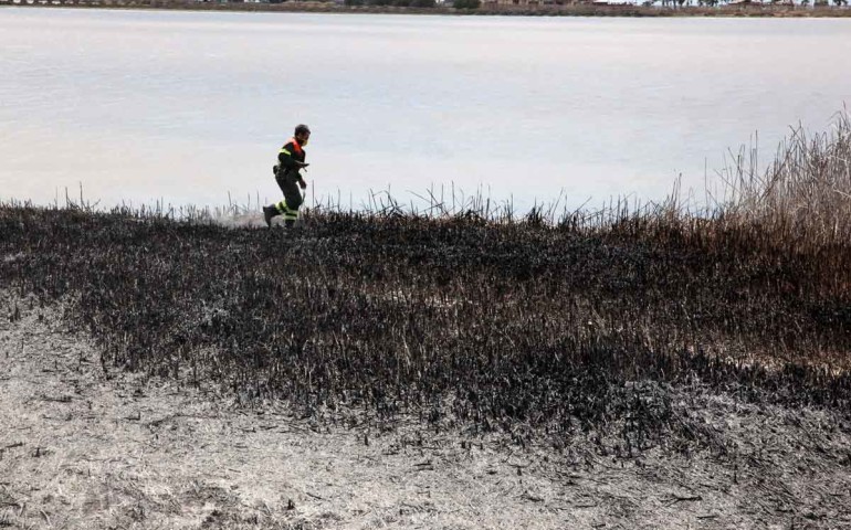 Quel che resta dopo l’incendio in via Fiume a Quartu