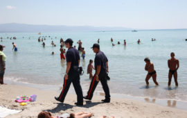 I carabinieri al Poetto (foto Alessandro Pigliacampo)