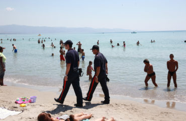 I carabinieri al Poetto (foto Alessandro Pigliacampo)