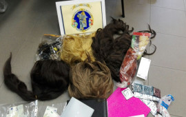 Le parrucche della vittima sequestrate dalla polizia