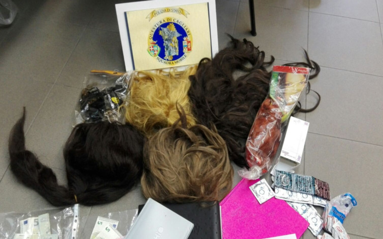 Le parrucche della vittima sequestrate dalla polizia