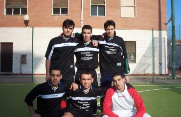 Mancosu e la squadra con cui vinse il torneo del Pacinotti del 2003 (foto Stefano Cortis)