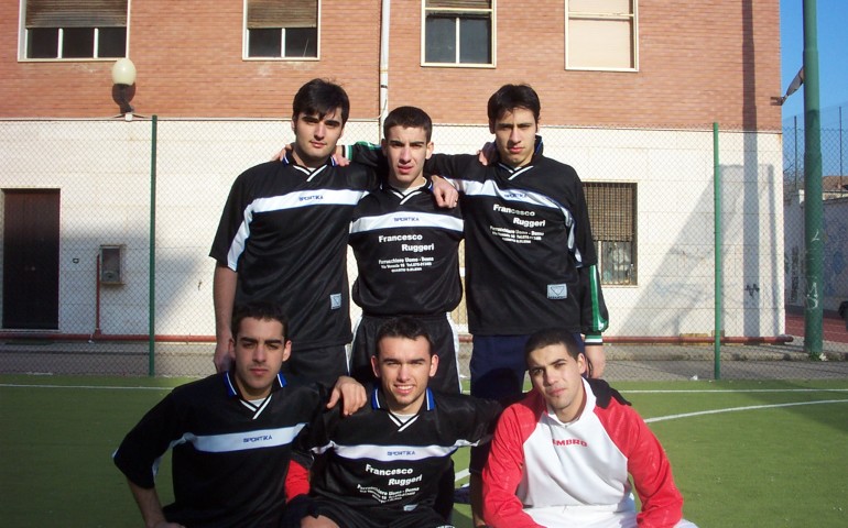 Mancosu e la squadra con cui vinse il torneo del Pacinotti del 2003 (foto Stefano Cortis)