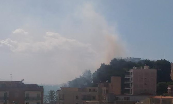 Incendio a Cagliari: fiamme in via dei Falconi, accanto alle suore vincenziane