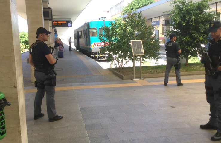 La polizia ferroviaria alla stazione di Cagliari