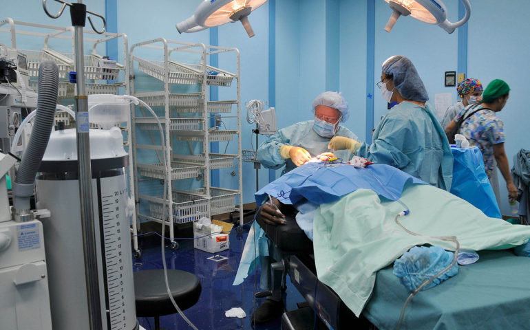 L'intervento di un chirurgo plastico (foto Wikipedia)