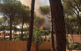 Le fiamme viste da una villetta di Santa Margherita