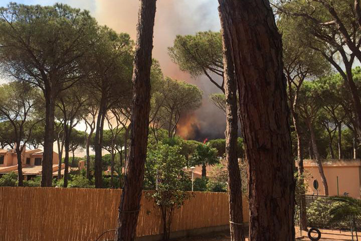 Le fiamme viste da una villetta di Santa Margherita