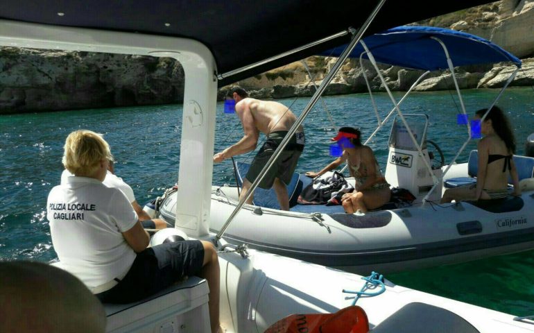 La polizia municipale corre in aiuto di una famiglia inglese a bordo in gommone