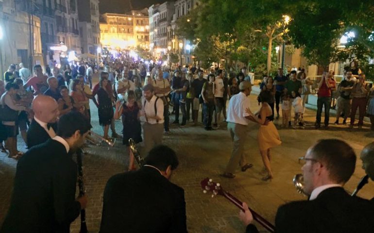 Danze e musica swing in corso Vittorio Emanuele II
