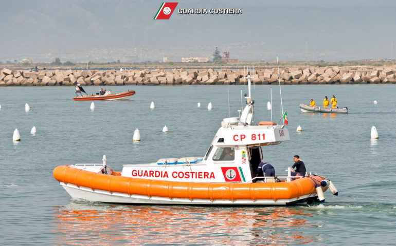 Un mezzo della guardia costiera