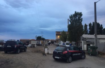 I carabinieri nel campo nomadi