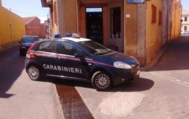 L'auto dei carabinieri davanti al market