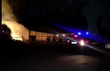 I carabinieri sul luogo dell'incendio