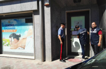 I carabinieri davanti al centro massaggi