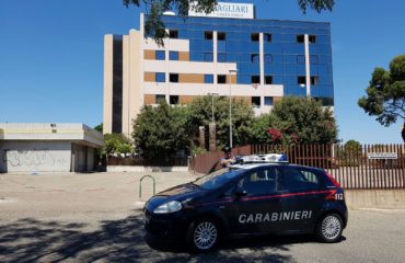 I carabinieri davanti all'Hotel Meditur