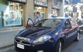 I carabinieri davanti alla farmacia rapinata