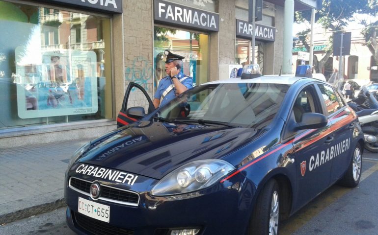 I carabinieri davanti alla farmacia rapinata