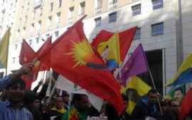 Bandiere del Kurdistan in piazza
