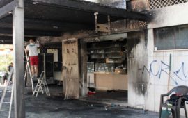 L'ingresso della gelateria incendiata (foto A. Pigliacampo)