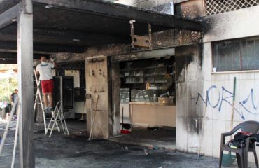 L'ingresso della gelateria incendiata (foto A. Pigliacampo)