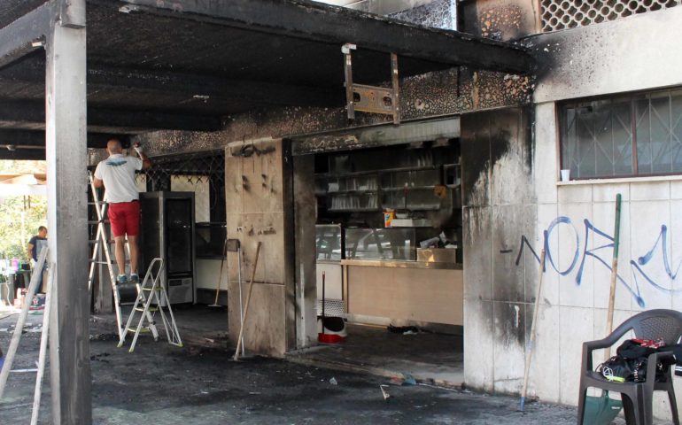 L'ingresso della gelateria incendiata (foto A. Pigliacampo)