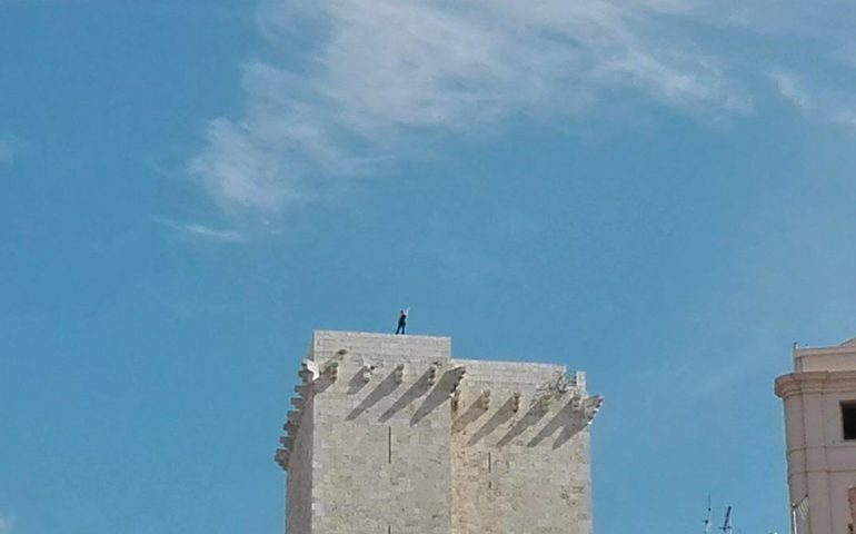 La turista “fotomodella” che sfida controlli e leggi di gravità sulla torre dell’Elefante