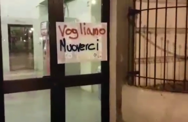 Uno dei cartelli affissi dagli studenti
