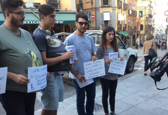 Flash mob con il pancione: gli studenti cagliaritani contro il Fertility Day
