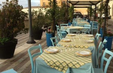 Un ristorante all'aperto