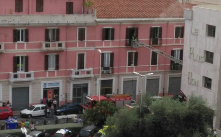 Incendio in via Barone Rossi: vigili del fuoco tutt’ora in azione