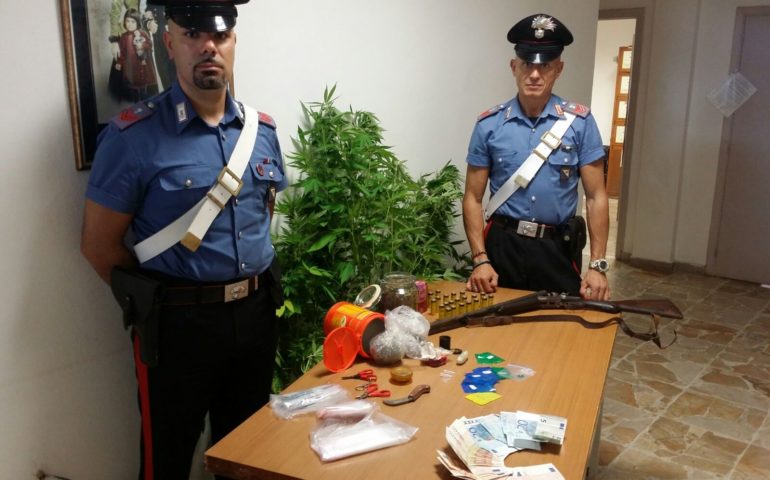 Armi e droga in casa, impiegata di Guspini arrestata dai carabinieri