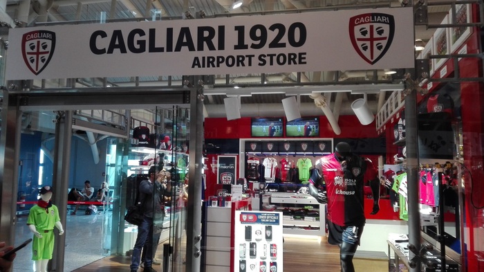 Aeroporto di Elmas, inaugurato il nuovo punto vendita del Cagliari Calcio