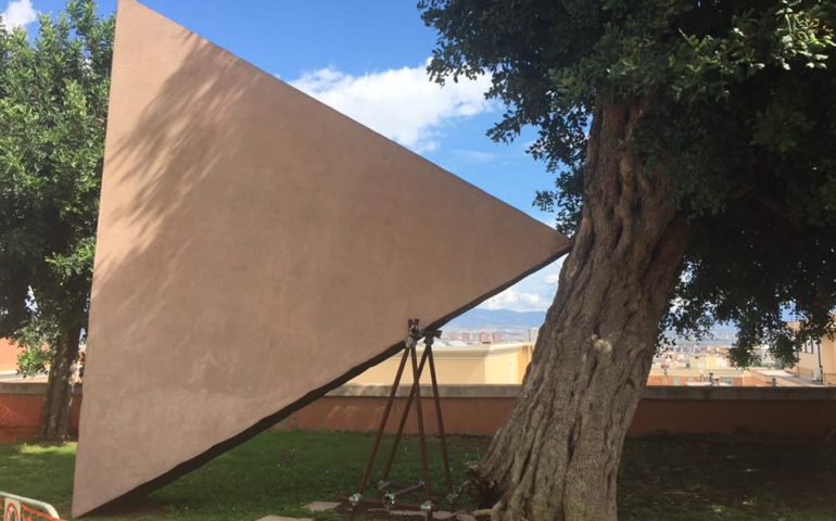 Giardini pubblici: la scultura triangolo forse starebbe abbattendo l’albero