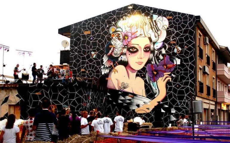 San Gavino paese di murales: cresce il progetto “Uno spruzzo di arte e colore”, nel ricordo di Skizzo
