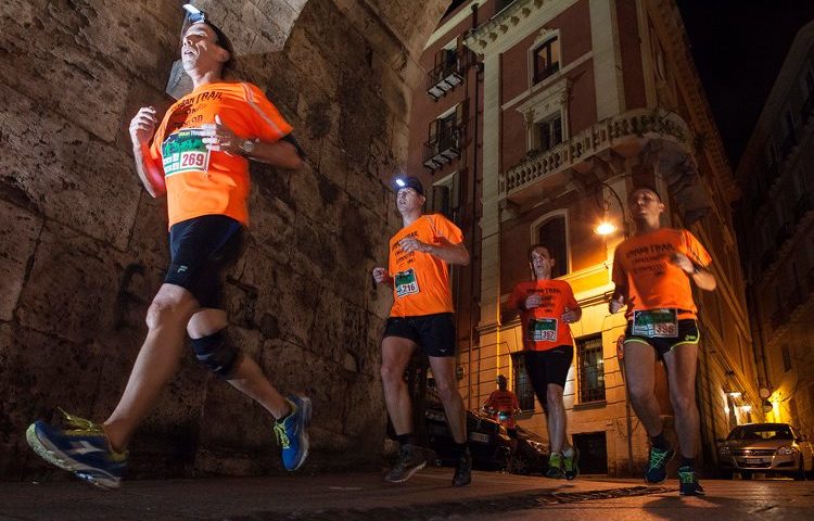 Ritorna la magia dell’Urban Trail: la manifestazione di corsa nel centro storico di Cagliari di notte, sotto le luci dei lampioni e delle torce