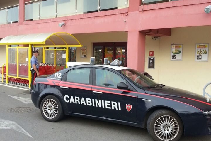 Quartu Sant’Elena, uomo svaligia un supermercato Gieffe con un fucile a pompa e una maschera bianca da carnevale