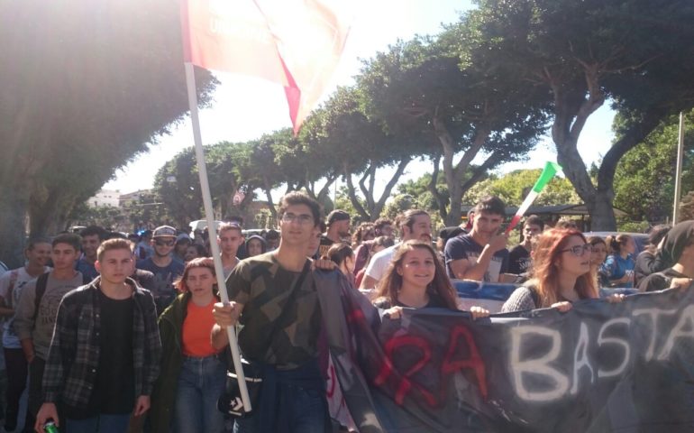 Un lungo corteo di pacifica protesta, gli studenti Sardi chiedono una vita migliore