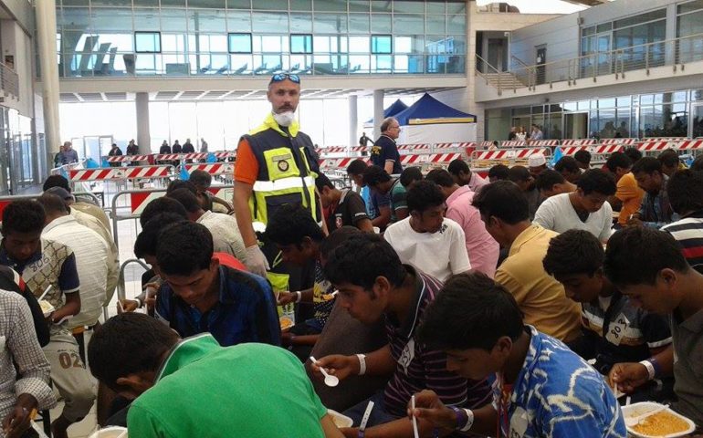“Stremati ma riconoscenti”. Un volontario della Protezione Civile racconta l’esperienza con i migranti sbarcati a Cagliari