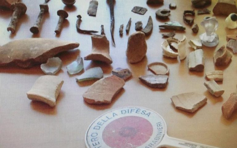 Ladri in azione, fermati due giovani di Sinnai: detenevano droga e materiale archeologico