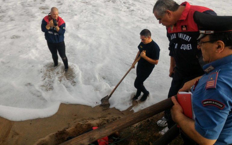 Macabra scoperta a Nora: la violenta mareggiata porta alla luce un cranio umano