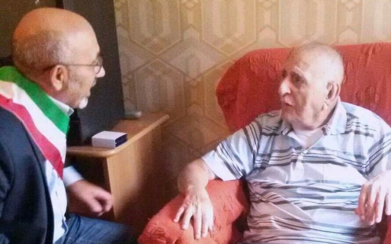 Cagliari festeggia i 101 anni di Efisio Serri, il pompiere più anziano d’Italia
