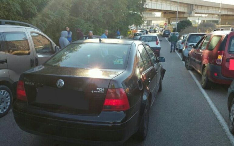 Cagliari, uomo provoca un incidente ma non ha né patente né assicurazione