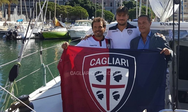 Vela, il capitano del Cagliari Daniele Dessena “benedice” Gaetano Mura per il suo giro intorno al mondo