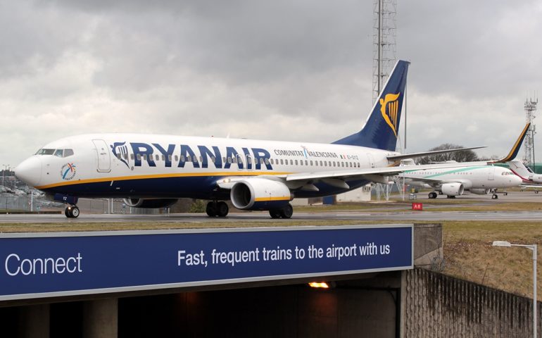 Ryanair non finisce mai di stupire: apre la rotta Cagliari-Londra Luton e ripristina il volo per Parma