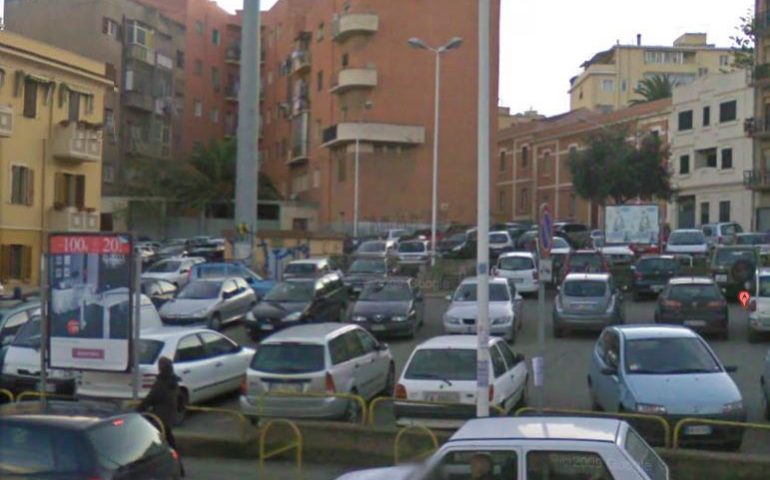 Cagliari, due gru si scontrano in piazza Maremma e sfondano la finestra di un’abitazione. Nessun ferito
