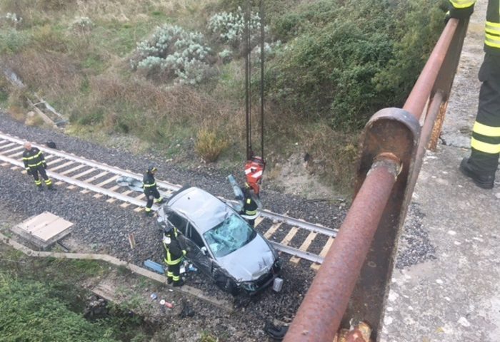 Un’autovettura cade sui binari da un cavalcavia e ferma il traffico ferroviario della Cagliari-Golfo Aranci per quasi tre ore, salvo per miracolo l’automobilista