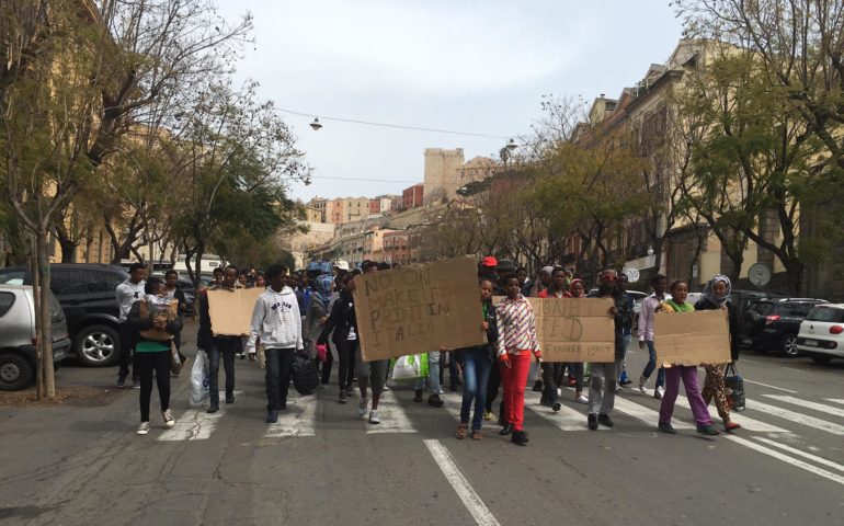 Domani arriveranno a Cagliari altre centinaia di migranti: la Sardegna ha accettato i dominanti, perché non dovrebbe accettare i profughi pacifici?