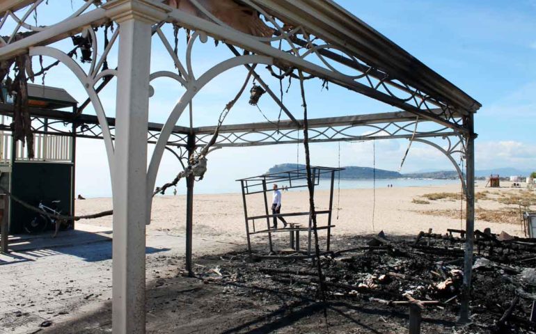 Sax Beach in fiamme. Distrutto nella notte uno dei locali più famosi del Poetto. LA PHOTOGALLERY
